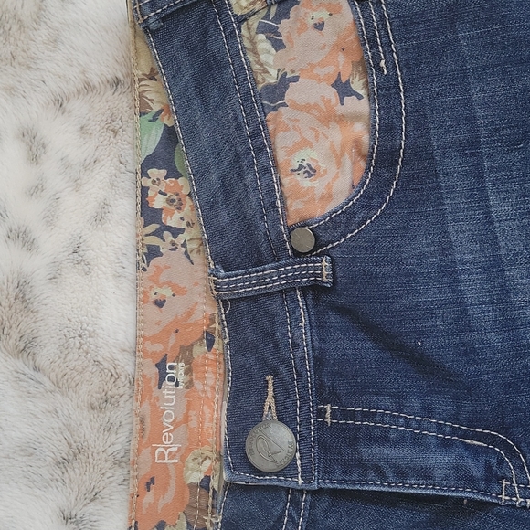 Floral detail jean shorts - Picture 6 of 12